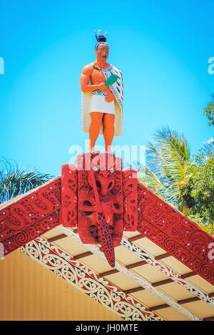 Honolulu, Hawaii - 27. Mai 2016: Eine geschnitzte Holzfigur eines Maori Mannes auf das Haus der Begegnung auf dem Marae in Aotearoa Dorf innerhalb der Pol Stockfoto