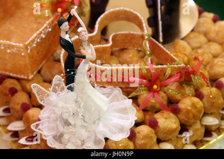 Braut und Bräutigam Figuren auf Hochzeitstorte.  Moulins. Frankreich. Stockfoto