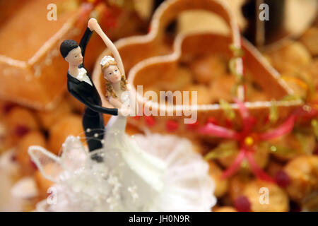 Braut und Bräutigam Figuren auf Hochzeitstorte.  Moulins. Frankreich. Stockfoto