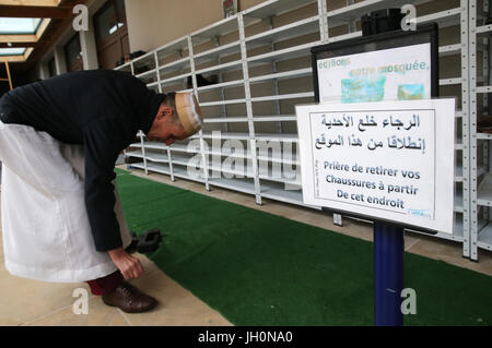 Schuhe links vor einer Moschee während des Gebets.   Frankreich. Stockfoto