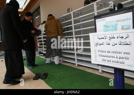 Schuhe links vor einer Moschee während des Gebets.   Frankreich. Stockfoto