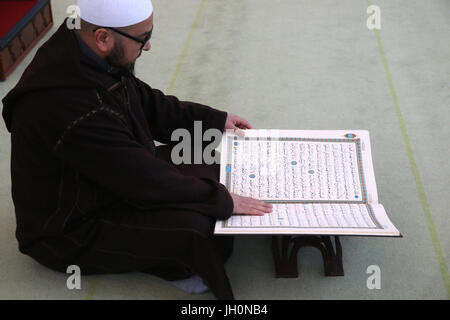 Lesen den Koran in einer Moschee Imam.  Frankreich. Stockfoto