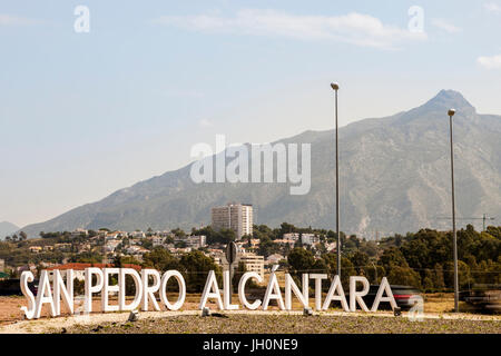 Tor in die Stadt von San Pedro de Alcantara. Provinz Malaga, Andalusien, Spanien Stockfoto