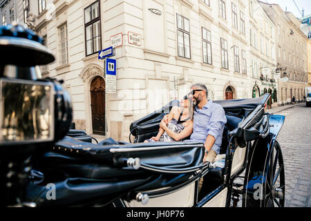 Touristen Mit Einer Kutsche, Sogenannter "FIAKER" in der Wiener Innenstadt, Erster Bezirk (Innere Stadt), Wien, Österreich Stockfoto