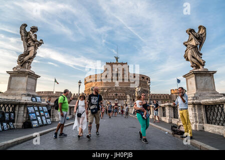Rom, Italien - 18. August 2016: Brücke und Mausoleum Castel Sant Angelo bei Sonnenuntergang. Das Mausoleum des Hadrian, normalerweise bekannt als Castel Sant'Angelo ist eine Stockfoto