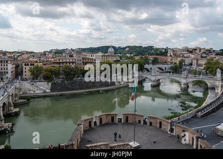 Rom, Italien - 18. August 2016: Ansicht von Rom aus Castel Sant Angelo einen bewölkten Tag des Sommers Stockfoto