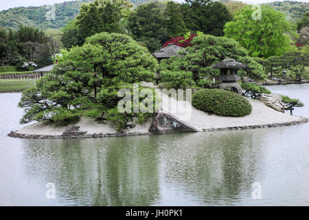Korakuen Garten Okayama, Sawa-keine-Ike-Teich, Yuishinzan Hügel. Stockfoto