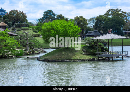 Korakuen Garten Okayama, Sawa-keine-Ike-Teich, Yuishinzan Hügel. Stockfoto