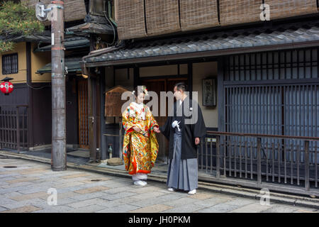 Japanisches Paar in Tracht, mit ihren Fotos ein paar Tage vor der eigentlichen Hochzeit gekleidet. Stockfoto