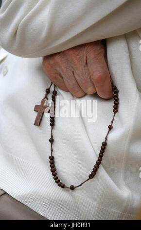 Handgeschnitzte katholischen Rosenkranz. Frau, die das Geheimnis des Rosenkranzes zu beten. Frankreich. Stockfoto