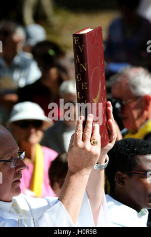 Heiligtum der Benite La Fontaine. Katholische Messe. Evangeliar.  Liturgie des Wortes. Frankreich. Stockfoto