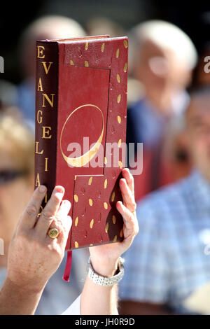 Heiligtum der Benite La Fontaine. Katholische Messe. Evangeliar.  Liturgie des Wortes. Frankreich. Stockfoto