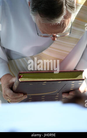 Heiligtum der Benite La Fontaine. Katholische Messe. Evangeliar.  Liturgie des Wortes. Frankreich. Stockfoto