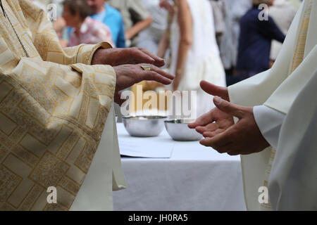 Heiligtum der Benite La Fontaine. Katholische Messe. Das Zeichen des Friedens. Frankreich. Stockfoto