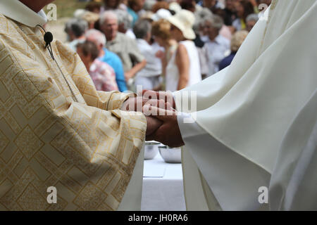 Heiligtum der Benite La Fontaine. Katholische Messe. Das Zeichen des Friedens. Frankreich. Stockfoto