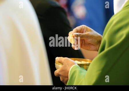 Katholische Messe.  Heilige Kommunion.  Frankreich. Stockfoto