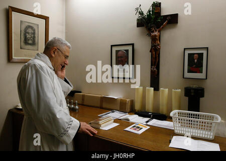 Katholischer Priester in seiner Kirche Sakristei. Paris. Frankreich. Stockfoto