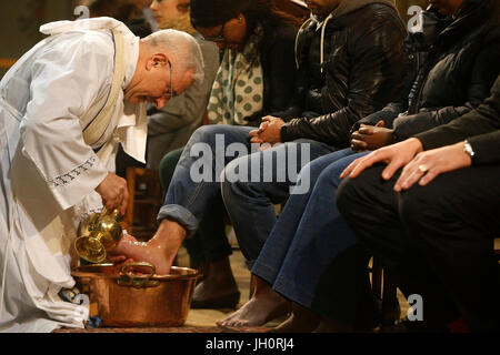 Gründonnerstag-Feier in Paris katholische Kirche. Priester Faithfuls Fußwaschung. Stockfoto