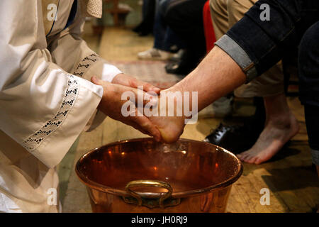 Gründonnerstag-Feier in Paris katholische Kirche. Priester Faithfuls Fußwaschung. Stockfoto