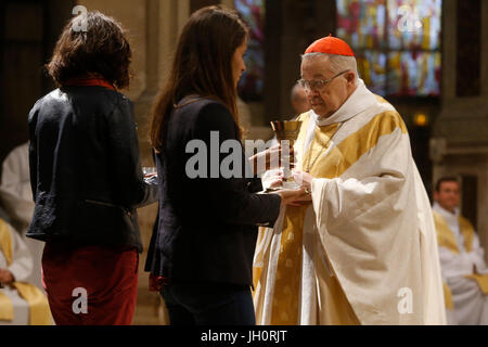 Liturgie Eucharistique prŽsidŽe Par le Cardinal AndrŽ Vingt-Trois, Archev Que de Paris, Dans l'Žglise Saint-SŽverin ˆ Paris pour le 48e Anniversaire Stockfoto