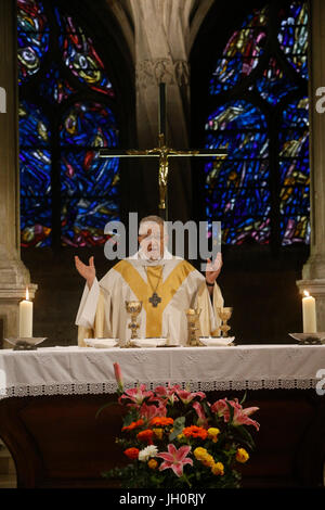 Liturgie Eucharistique prŽsidŽe Par le Cardinal AndrŽ Vingt-Trois, Archev Que de Paris, Dans l'Žglise Saint-SŽverin ˆ Paris pour le 48e Anniversaire Stockfoto