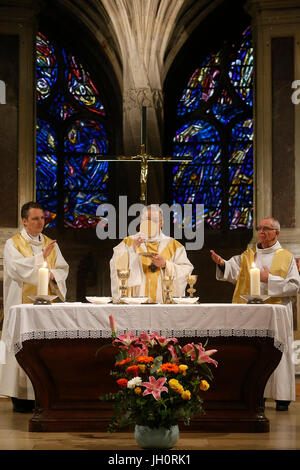 Liturgie Eucharistique prŽsidŽe Par le Cardinal AndrŽ Vingt-Trois, Archev Que de Paris, Dans l'Žglise Saint-SŽverin ˆ Paris pour le 48e Anniversaire Stockfoto