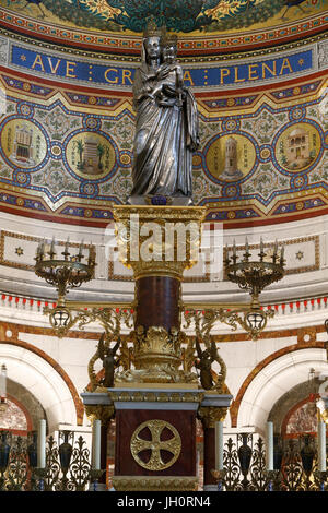 Basilika Notre-Dame De La Garde, Marseille. Apsis. Silberne Statue der Jungfrau Maria (Jean-Baptiste Chanuel, 1837). Frankreich. Stockfoto