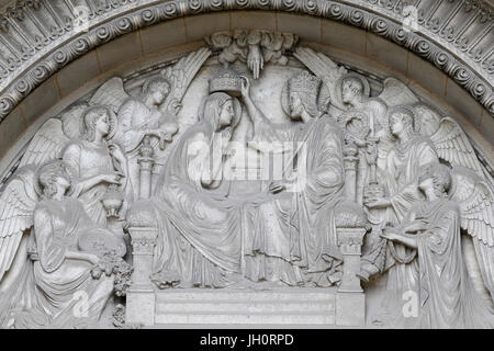 Kathedrale la Major, Marseille. Tympanon.  Marias Krönung von Eugene Guillaume. Frankreich. Stockfoto