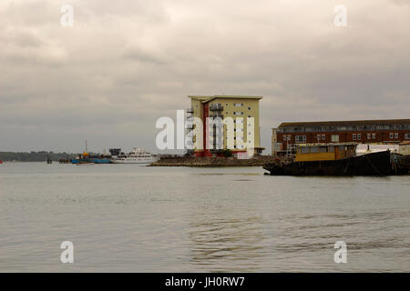 Ein Hochhaus dominiert die Skyline an der Küste in Hythe auf Southampton Water in Hampshire, England Stockfoto