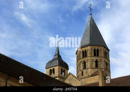 Die Bell Tower von Weihwasser und Clock Tower. Cluny Abtei. 910 wurde Cluny gegründet. Frankreich. Stockfoto