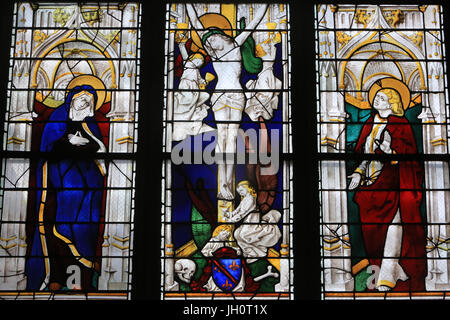 Christus am Kreuz. 1480/1488. Glasmalerei. Moulins Kathedrale Basilica. Stockfoto