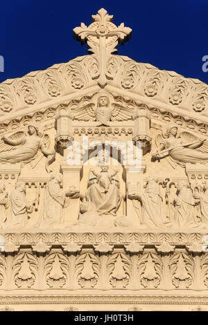 Eine Hommage der Würdenträger, die Jungfrau und das Kind. Giebel. Basilika von Notre-Dame de Fourvi re. Lyon. Stockfoto