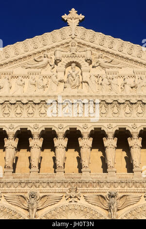 Hommage an die Würdenträger der Jungfrau und Kind und die acht Karyatide Engel. Basilika von Notre-Dame de Fourvi re. Lyon. Stockfoto