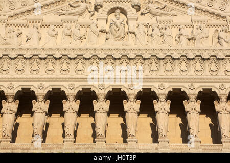 Hommage an die Würdenträger der Jungfrau und Kind und die acht Karyatide Engel. Basilika von Notre-Dame de Fourvi re. Lyon. Stockfoto