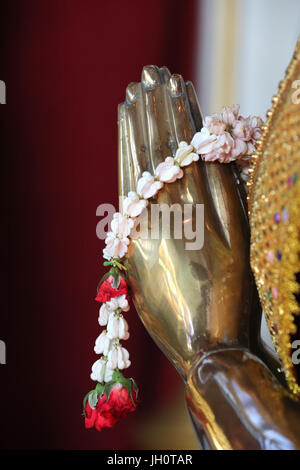 Wat Velouvanaram.  Goldene Buddha-Statue. Mudra. Close-up.  Frankreich. Stockfoto