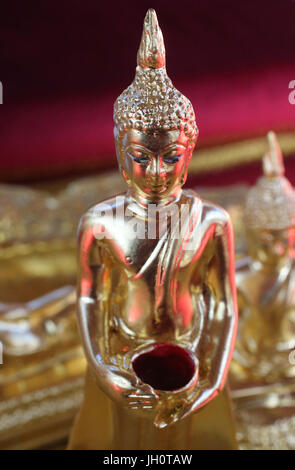 Wat Velouvanaram.  Goldene Buddha-Statue.  Frankreich. Stockfoto