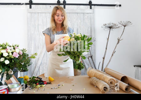 Blumengeschäft macht Bouquet mit Zitrone im Blumenladen Stockfoto