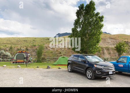 Zwei Zelte auf Yellowstone RV Park, entlang des Yellowstone River in Gardiner, Montana, in der Nähe von North Eingang des Yellowstone National Park Stockfoto