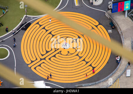 Luftaufnahme auf das Labyrinth in der Künstler am Spielplatz spielen gesehen durch das Geländer auf die Space Needle, Seattle, Washington, USA Stockfoto