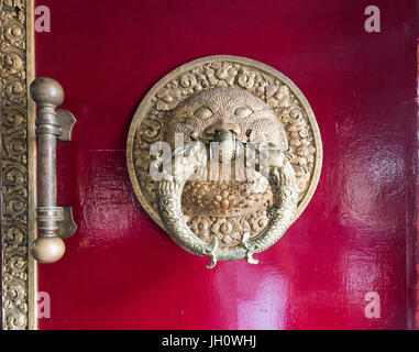 Metalltür Klopfer im Goldenen Tempel Namdroling Kloster tibetischen Kloster in Coorg Karnataka Indien Stockfoto