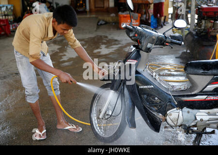 Mitarbeiter einen Roller zu waschen. Kambodscha. Stockfoto