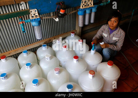 1001 Brunnen Wasser Unternehmen. Mitarbeiter Füllung Korbflaschen. Kambodscha. Stockfoto