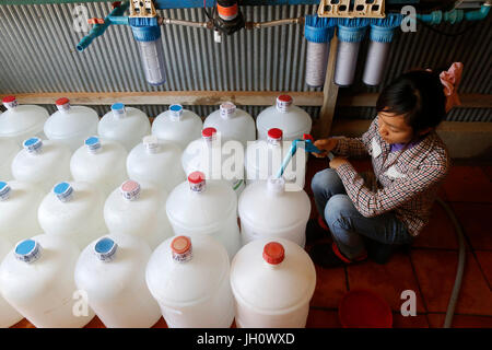 1001 Brunnen Wasser Unternehmen. Mitarbeiter Füllung Korbflaschen. Kambodscha. Stockfoto