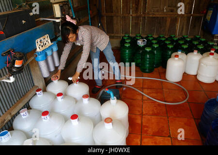 1001 Brunnen Wasser Unternehmen. Mitarbeiter Füllung Korbflaschen. Kambodscha. Stockfoto