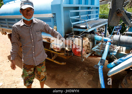 1001 Brunnen Wasser Unternehmen Mitarbeiter füllen einen Wasser-LKW. Kambodscha. Stockfoto