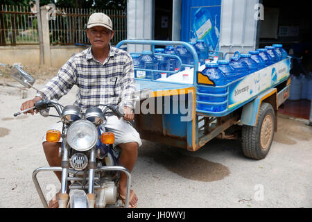 1001 Brunnen Wasser Mitarbeiter des Unternehmens einen Lieferwagen fahren. Kambodscha. Stockfoto