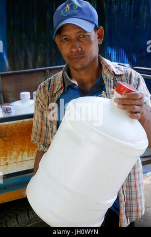 1001 Brunnen Wasser Unternehmen Mitarbeiter. Kambodscha. Stockfoto