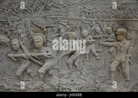 Gedenkstätte Schrein geschmückt mit Reliefs von Gräueltaten der Roten Khmer im Wat Somrong Knong. Kambodscha. Stockfoto