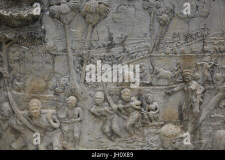 Gedenkstätte Schrein geschmückt mit Reliefs von Gräueltaten der Roten Khmer im Wat Somrong Knong. Kambodscha. Stockfoto