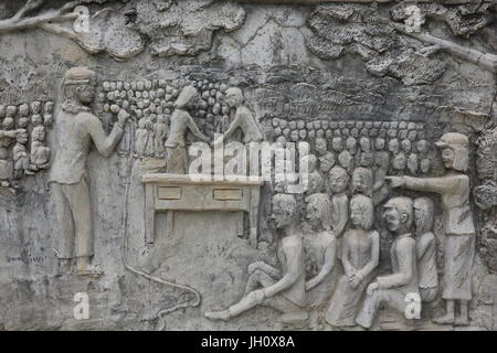 Gedenkstätte Schrein geschmückt mit Reliefs von Gräueltaten der Roten Khmer im Wat Somrong Knong. Kambodscha. Stockfoto